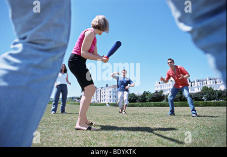 Eine Gruppe in einem Park Baseball spielen Stockfoto