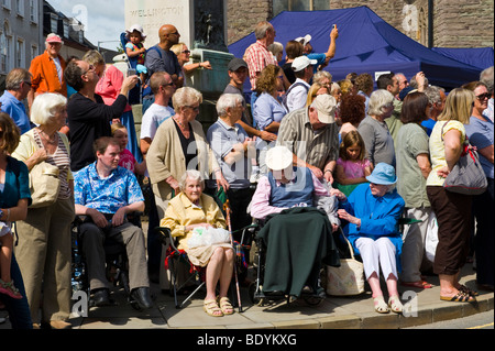 Zuschauer im Rollstuhl zu sehen die Eröffnungsparade Brecon Jazz Festival 2009 Stockfoto