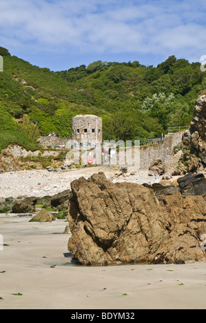 dh Petit Bot Bay Wald GUERNSEY Meer felsigen Strand Bucht und Schlupfloch Turm No13 aus dem 18. Jahrhundert Verteidigung Stockfoto
