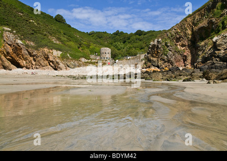 dh Petit Bot Bay Wald GUERNSEY Meer Sandstrand Bucht und Schlupfloch Turm Verteidigung No13 des 18. Jahrhunderts Stockfoto