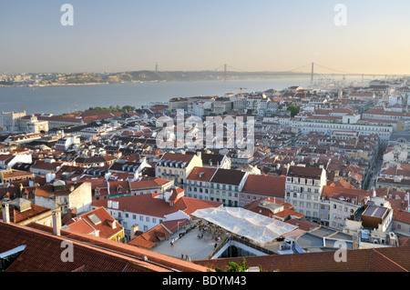 Mit Blick auf das historische Stadtzentrum von Lissabon und den Fluss Tejo, Portugal, Europa Stockfoto