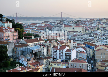 Mit Blick auf das historische Stadtzentrum von Lissabon und den Fluss Tejo, Portugal, Europa Stockfoto