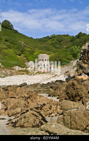 dh Petit bot Bay FOREST GUERNSEY Küstenpromenade felsige Strandbucht und Loophole Tower No13 Verteidigung Küstenfort aus dem 18. Jahrhundert Stockfoto