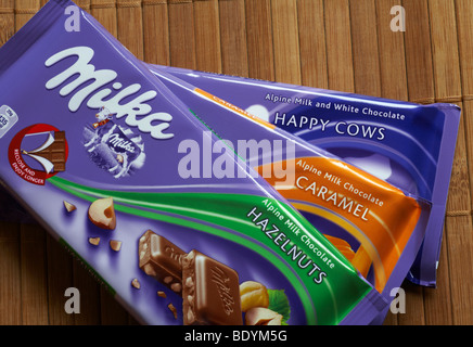 Trio von Milka Schokolade von Kraft Foods - Alpine Milk Chocolate Caramel, Haselnüsse und weiße Schokolade glückliche Kühe Stockfoto