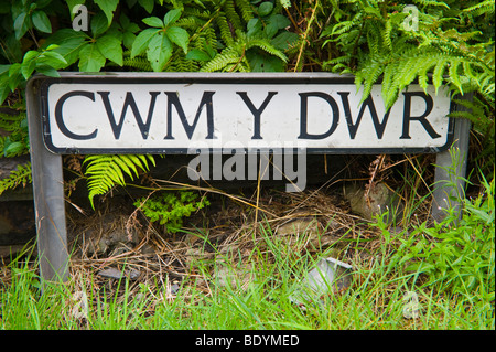 CWM Y DWR walisischen Sprache Straßenschild in Briton Ferry in der Nähe von Neath South Wales UK Stockfoto