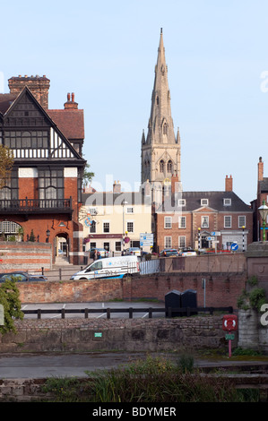 Kirche in Newark aus über die "Fluss Trent" und "Burg Tor" Nottinghamshire, England, "Great Britain", "Großbritannien", UK, GB Stockfoto