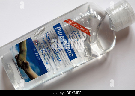 100 ml Flasche Pure-Klenz Instant-Hand-Desinfektionsmittel, Händededesinfektionsmittel, Handgel, auf weißem Hintergrund Stockfoto