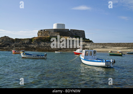 dh Fort Grey ST PIERRE DU BOIS GUERNSEY Fischerboote Rocquaine Bay Martello Tower Fortress Shipwreck Museum Kanal Insel historische Stätte Inseln Boote Stockfoto