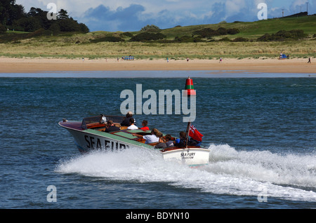 Speed-Boot "Sea Fury" die Ausflügler für eine Spritztour in Padstow, Cornwall, England Stockfoto