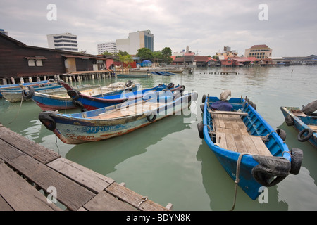 Angelboote/Fischerboote am Chew Jetty, Georgetown, Penang, Malaysia. Stockfoto