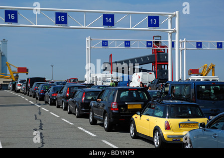 Autos warten auf der Verladung in das Auto Fähre Calais-Dover, Calais, Frankreich Stockfoto