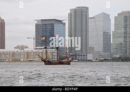 Eine Nachbildung der halbieren Maen, das Schiff auf dem Henry Hudson und seine Crew trat NewYork vor 400 Jahren Hafen. Stockfoto