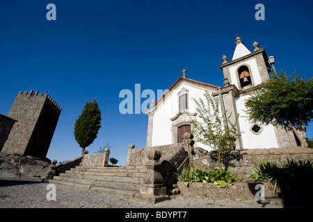 Kapelle und Burg in Linhares da Beira, Portugal, Europa Stockfoto