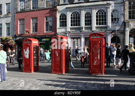 Rote Telefonzellen entlang der royal Mile in Edinburgh Schottland, Vereinigtes Königreich Stockfoto