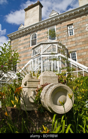 dh Samsmarez Manor ST MARTIN GUERNSEY Gartenskulptur und Samsmarez Manor Granithaus Inselkunst Stockfoto