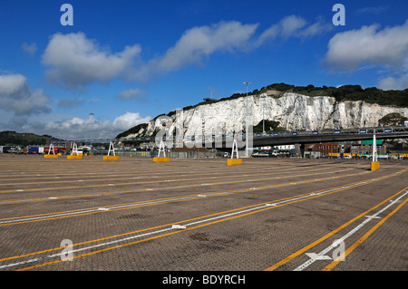 Leere Laderampe der Auto Fährhafen in Dover vor den weißen Klippen von Dover, Dover, England, Europa Stockfoto