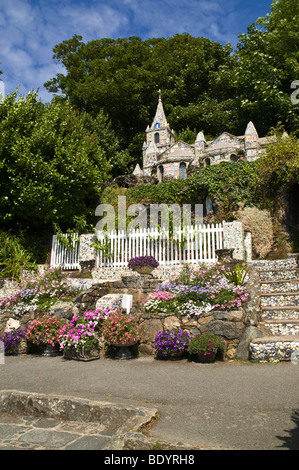 dh Little Chapel ST ANDREW GUERNSEY kleiner kleiner, winziger Steingarten mit Kirchenblumen Les Vauxbelets Guernsey st Kirche kleinste Stockfoto