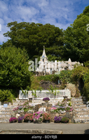 dh kleine Kapelle ST ANDREW GUERNSEY kleine Kirche und Blumen Steingarten Les Vauxbelets Guernsey kleinste Stockfoto