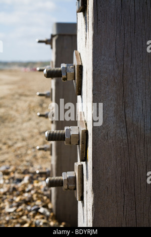 Schrauben und Muttern am hölzernen See Abwehrkräfte, Buhne. Ein Strand in Dorset. VEREINIGTES KÖNIGREICH. Stockfoto