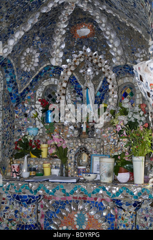 dh kleine Kapelle ST ANDREW GUERNSEY Broken Keramik geschmückt kleinen Kirchenaltar Les Vauxbelets Guernsey Stockfoto