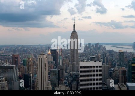 Blick vom Rockefeller Center in Manhattan, im Süden an das Empire State Building, New York City, USA