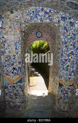 dh kleine Kapelle ST ANDREW GUERNSEY Broken Töpferei dekoriert kleine Kirche Passage Les Vauxbelets Guernsey Dekor Stockfoto