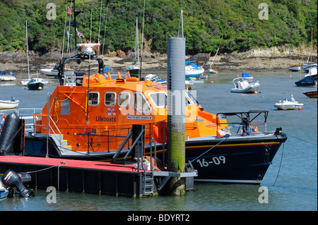 Die RNLI Baltic Exchange III vertäut im Hafen von Salcombe, Devon, England Stockfoto