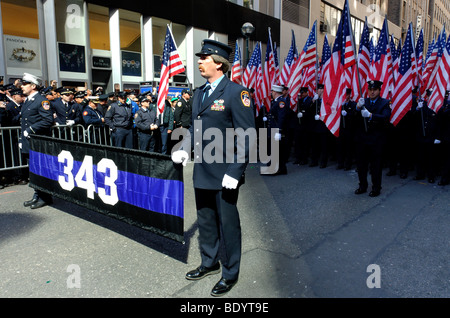 343 Ehre Unternehmen der FDNY Fire Dept., zu Ehren der Feuerwehrleute getötet 9/11 2001, St. Patricks Day Parade, New York, 17. März 2009. Stockfoto