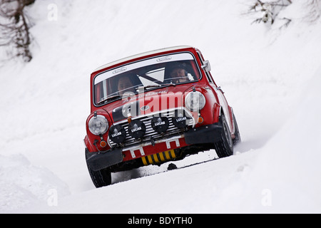 Austin Mini Cooper S, Rallye-Legende Rauno Aaltonen am Steuer, Baujahr 1964, Planai Classic 2009, Oldtimer-Rallye in der wi Stockfoto