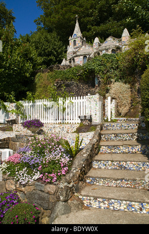 dh kleine Kapelle ST ANDREW GUERNSEY kleine Kirche und Blumen Steingarten Les Vauxbelets Guernsey winzig Stockfoto