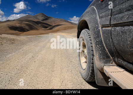 Staubige Landcruiser, Pisten in Westtibet, Provinz Ngari, Tibet, China, A Jeep unterwegs auf dem trockenen Himalaya-Berg Stockfoto