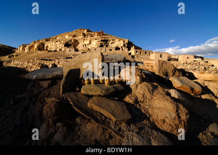 Wohnwagen-Unterkünfte in alten Guge Königreich im Himalaya mit tibetischen Beate im Vordergrund, Westtibet, Ngari Provinc Stockfoto