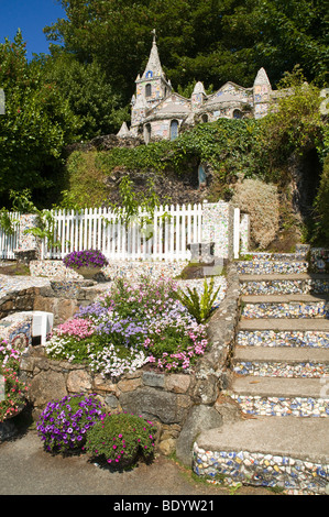 dh kleine Kapelle ST ANDREW GUERNSEY kleine Kirche und Blumen Steingarten Guernsey Tourist saint Les Vauxbelets Kanalinseln Stockfoto