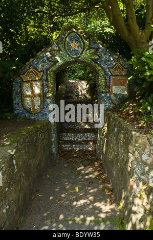 dh kleine Kapelle ST ANDREW GUERNSEY Broken Töpferei verziert kleine Kirche Tor Les Vauxbelets Guernsey Stockfoto