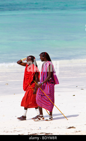 Massai-Krieger auf einem Strand, Sansibar, Tansania, Afrika Stockfoto