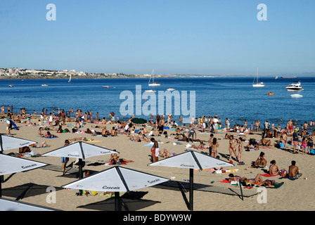 Badegäste am Strand in Cascais in der Nähe von Lissabon, Portugal, Europa Stockfoto