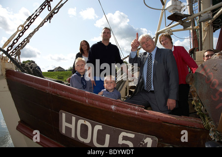 Der deutsche Außenminister, Vizekanzler und SPD Kanzler Kandidat Frank-Walter Steinmeier besucht die Krabbenkutter von Sven Stockfoto