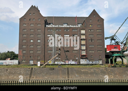 Stillgelegten RWSG-Lager und ein Hafen Kran, künftigen Standort der staatlichen Archive NRW, Innenhafen, Duisburg, Nordrhein-Westp Stockfoto