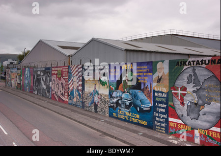 Belfast Irland 2009 Sinn Fein und andere politische Mauer Kunstmuseum der irischen republikanischen Geschichte Stockfoto