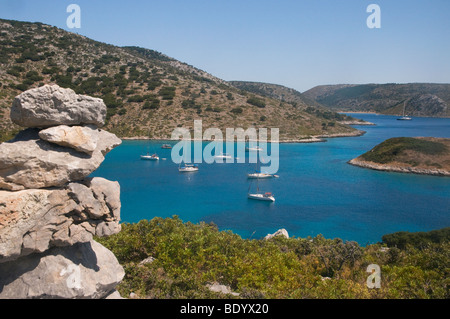 Flottille in der Bucht der Insel Nisos Kyra Panagia nördlich von Alonissos in den Sporaden, Griechenland Stockfoto