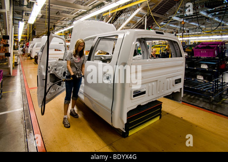 F-150 LKW am Fließband Ford River Rouge in Dearborn, Michigan. Beachten Sie die Plattform halten LKW für ergonomisches Arbeiten. Stockfoto