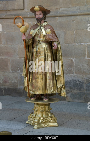 Pantomime, Straßenkünstler, vertritt einen Pilger mit Pilgrim es Personal, Kalebasse und Jakobsmuscheln, in Santiago De Compostela, Gali Stockfoto