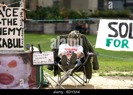 Brian Haw, Frieden Demonstrant außerhalb der Houses of Parliament, eingeschlafen. Mittlerweile verstorben. Stockfoto