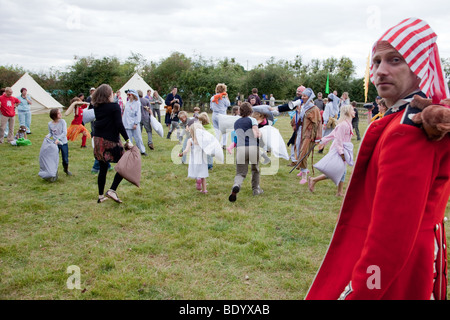 Organisierten Kissenschlacht beim Festinho Festival in Suffolk 2009 Stockfoto