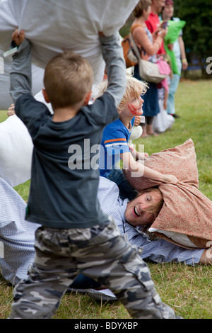 Kinder begegnen einen Erwachsenen in einer Kissenschlacht am Festinho Festival 2009 Stockfoto