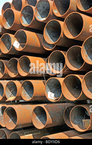 Rostigen Metall Rohren auf einer Industriebrache, Binnenhafen Duisburg, Nordrhein-Westfalen, Deutschland, Europa Stockfoto