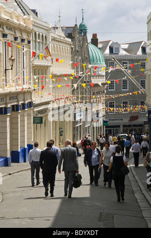 dh La Rue des Forges ST PETER PORT GUERNSEY Shopper und Büroangestellte in Smith Street St Peter Port Stockfoto