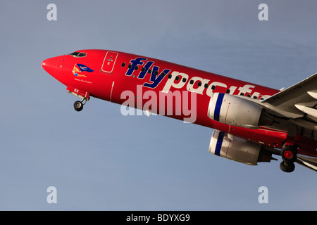 Boeing 737 fliegen Pacific Blue Jet Flugzeug abheben vom internationalen Flughafen von Christchurch, Canterbury, Südinsel, Neuseeland Stockfoto