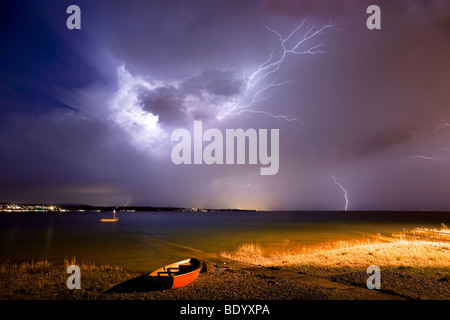 Rettungsboot vor Gewitterhimmel am Bodensee, Deutschland, Europa Stockfoto