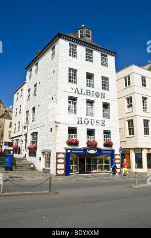 dh ST PETER PORT GUERNSEY Albion House Waterfront Building Taverne Stockfoto